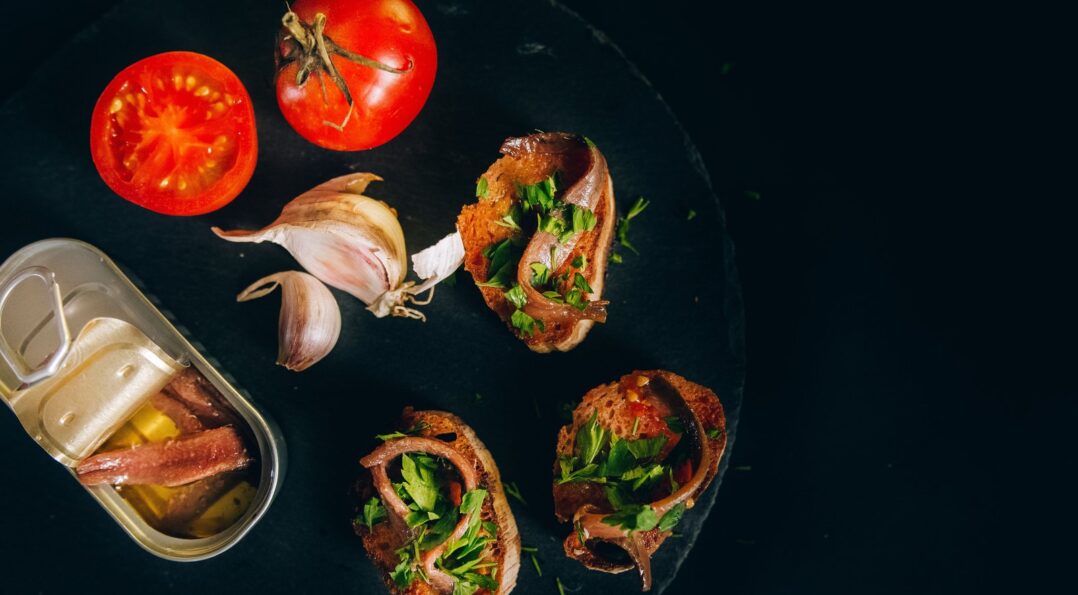 Gros plan sur une tortilla de patatas espagnole servie avec du pan con tomate