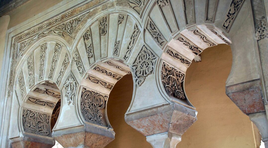 Arcs en fer a cheval de l'Alcazaba de Malaga, architecture mauresque parmi les mieux conservees d'Espagne