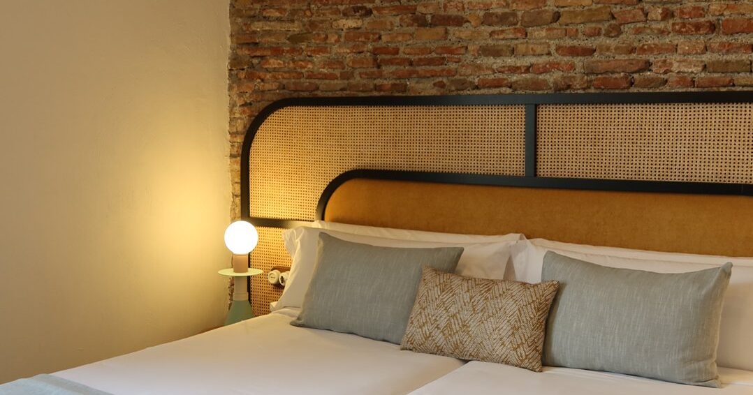 Chambre a mur de brique apparente, Casa Beatas, hotel boutique a Malaga