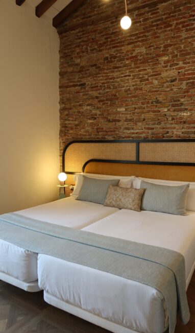 Chambre a mur de brique apparente, Casa Beatas, hotel boutique a Malaga