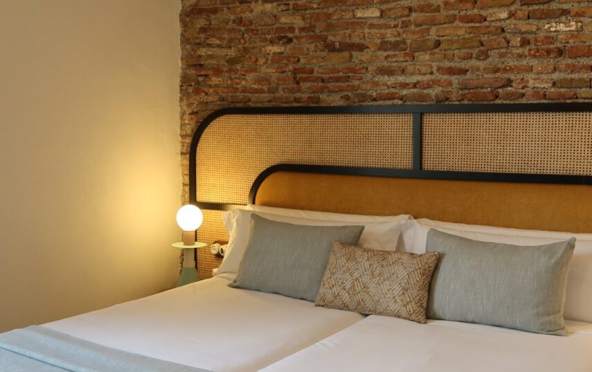 Chambre a mur de brique apparente, Casa Beatas, hotel boutique a Malaga