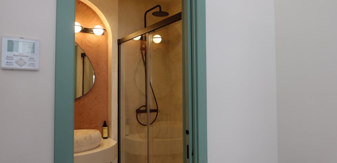 Salle de bain terracotta au miroir rond, Casa Beatas, Malaga