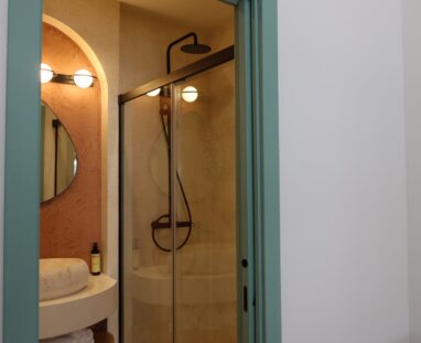 Salle de bain terracotta au miroir rond, Casa Beatas, Malaga