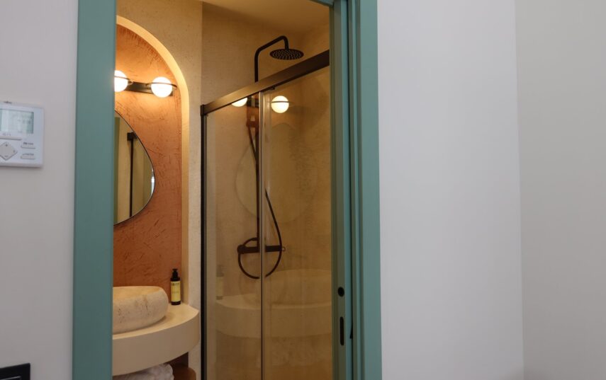 Salle de bain terracotta au miroir rond, Casa Beatas, Malaga