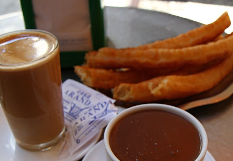 Cafe con leche, churros et chocolat chaud chez Casa Aranda, petit-dejeuner typique de Malaga