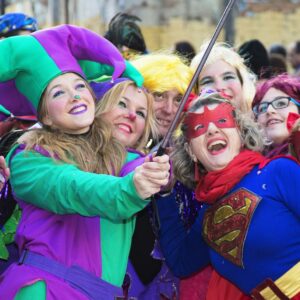 Grupo disfrazado durante el carnaval de Malaga, en plena calle del centro