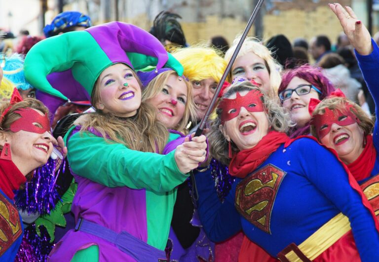 Grupo disfrazado durante el carnaval de Malaga, en plena calle del centro