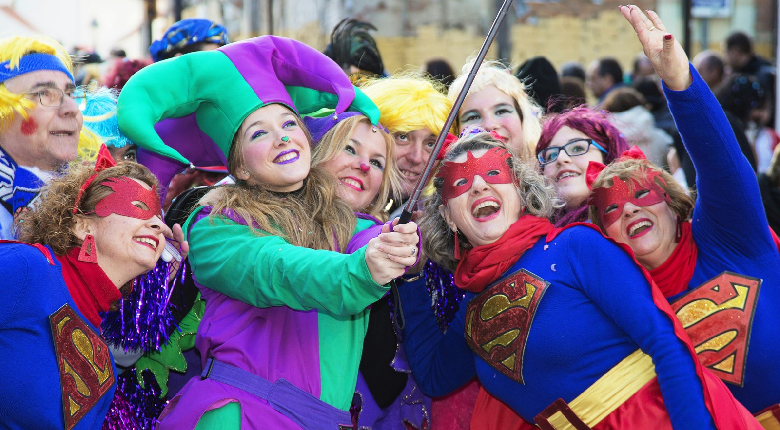 Grupo disfrazado durante el carnaval de Malaga, en plena calle del centro