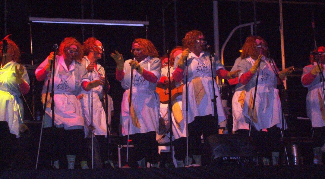 Murga del carnaval de Málaga cantando sus coplas satíricas sobre el escenario