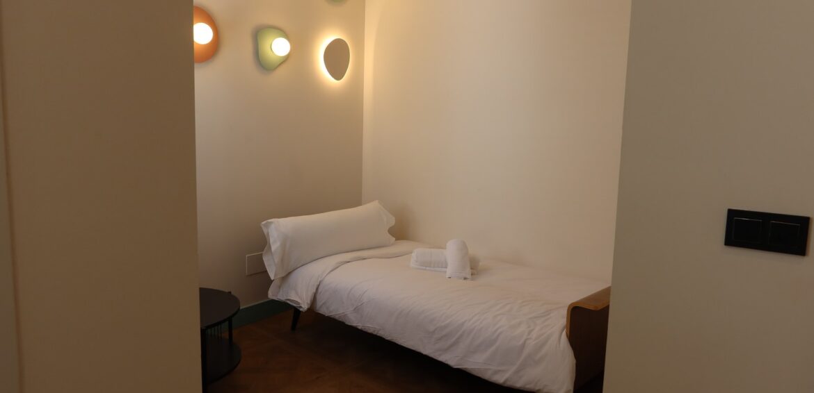 Coin salon de la suite : canapé transformable en lit d'appoint, Casa Beatas Malaga
