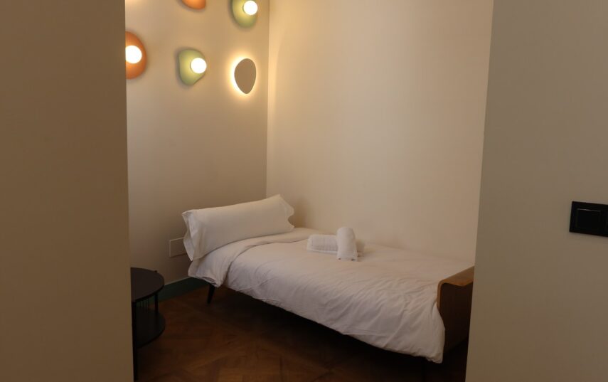 Coin salon de la suite : canapé transformable en lit d'appoint, Casa Beatas Malaga