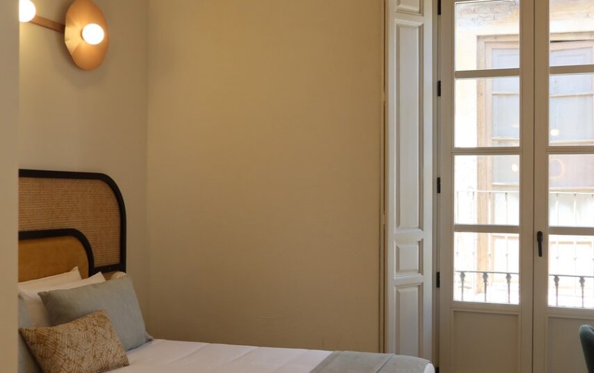 Suite lumineuse à plafond à poutres avec porte-fenêtre sur le casco antiguo de Malaga