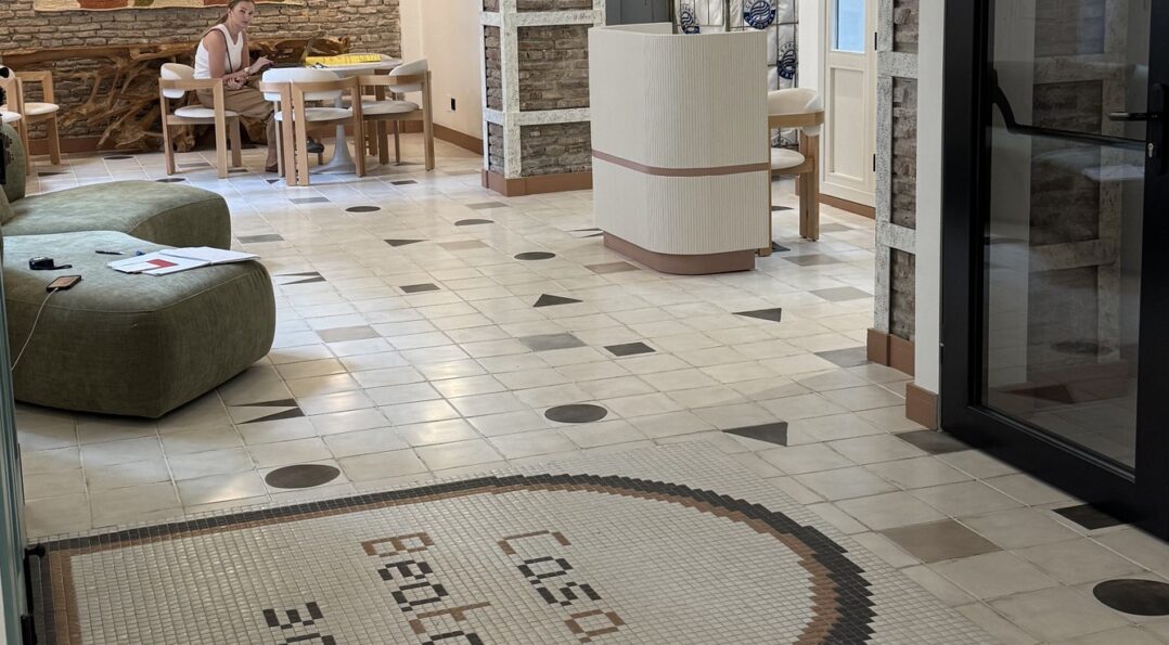 Lobby de Casa Beatas — mosaïque « Casa Beatas 30 », hôtel boutique à Malaga