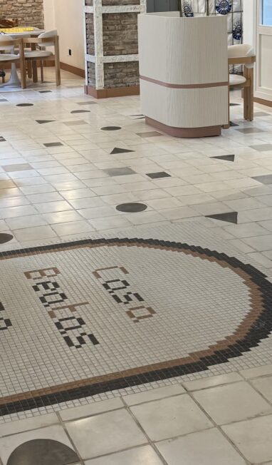 Lobby de Casa Beatas — mosaïque « Casa Beatas 30 », hôtel boutique dans le casco antiguo de Malaga