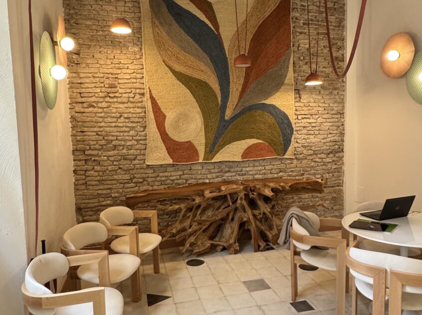 Lobby-espace coworking de Casa Beatas : tapisserie, console en racine de teck, luminaires colores et fauteuils