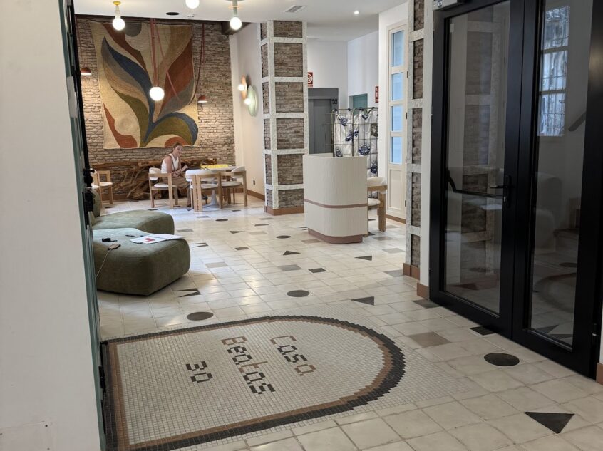 Lobby-entree de Casa Beatas : mosaique du sol, tapisserie et espace coworking
