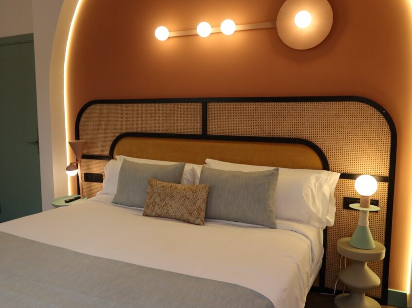 Chambre Superior : lit king size sous une arche lumineuse terracotta, Casa Beatas Malaga