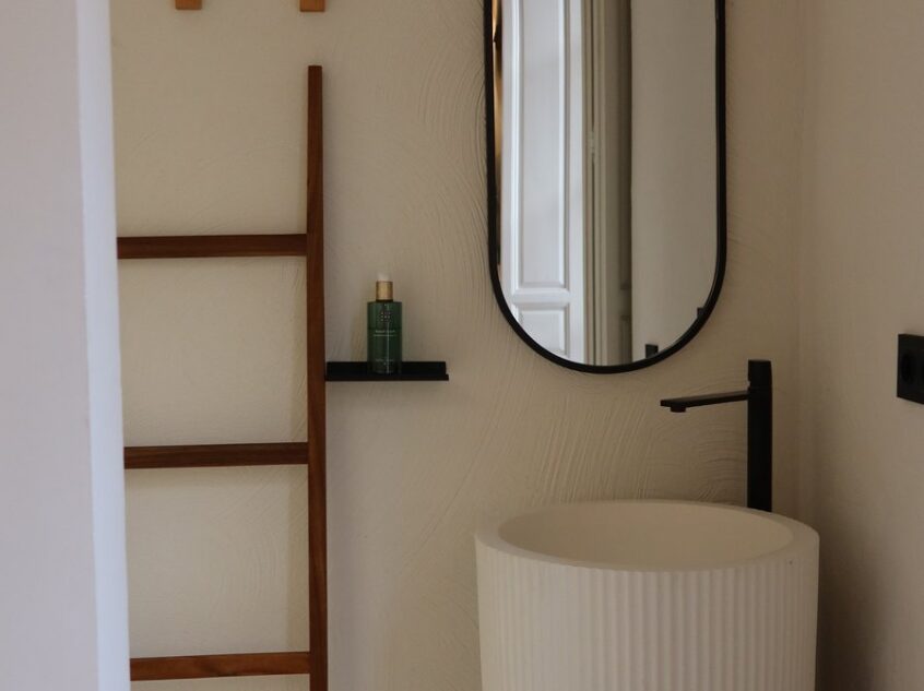 Salle de bain design : miroir ovale, vasque colonne et echelle en cuir, Casa Beatas