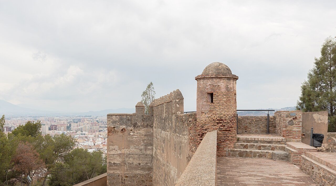Chateau de Gibralfaro, remparts dominant Malaga