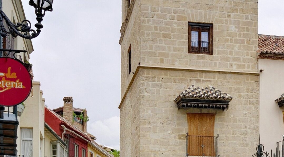 Torre del Palacio de Buenavista, sede del museo Picasso de Málaga, en una calle del casco antiguo