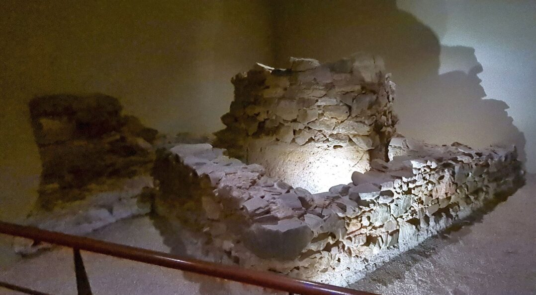 Restos de la muralla fenicia bajo el museo Picasso de Málaga, yacimiento arqueológico en el sótano