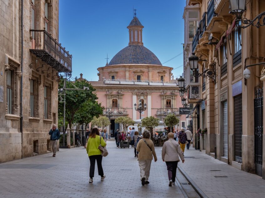 Jeunes visiteurs marchant dans une rue ensoleillee du centre historique de Malaga