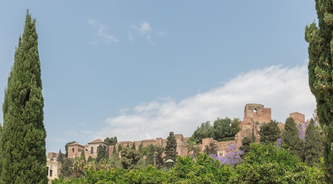 Camino de ronda y jardines interiores del Castillo de Gibralfaro en Málaga