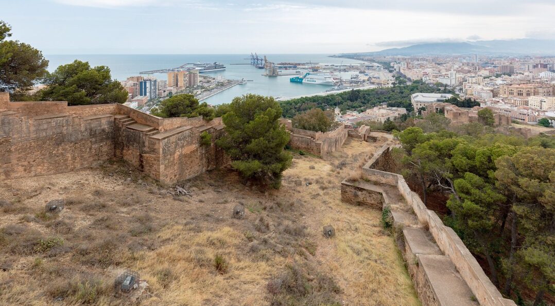 Le chateau de Gibralfaro sur sa colline dominant Malaga, entoure de cypres et de jacarandas