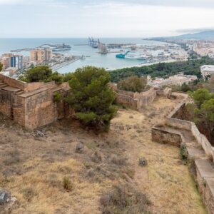 Le chateau de Gibralfaro sur sa colline dominant Malaga, entoure de cypres et de jacarandas