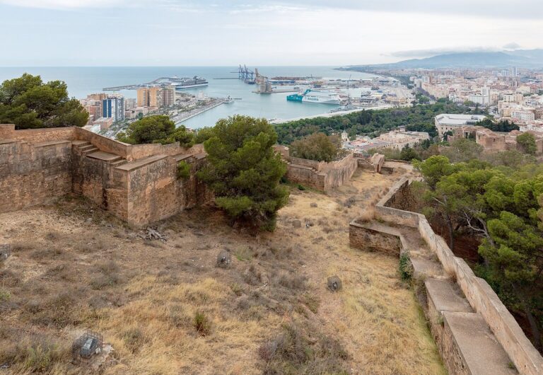 Le chateau de Gibralfaro sur sa colline dominant Malaga, entoure de cypres et de jacarandas
