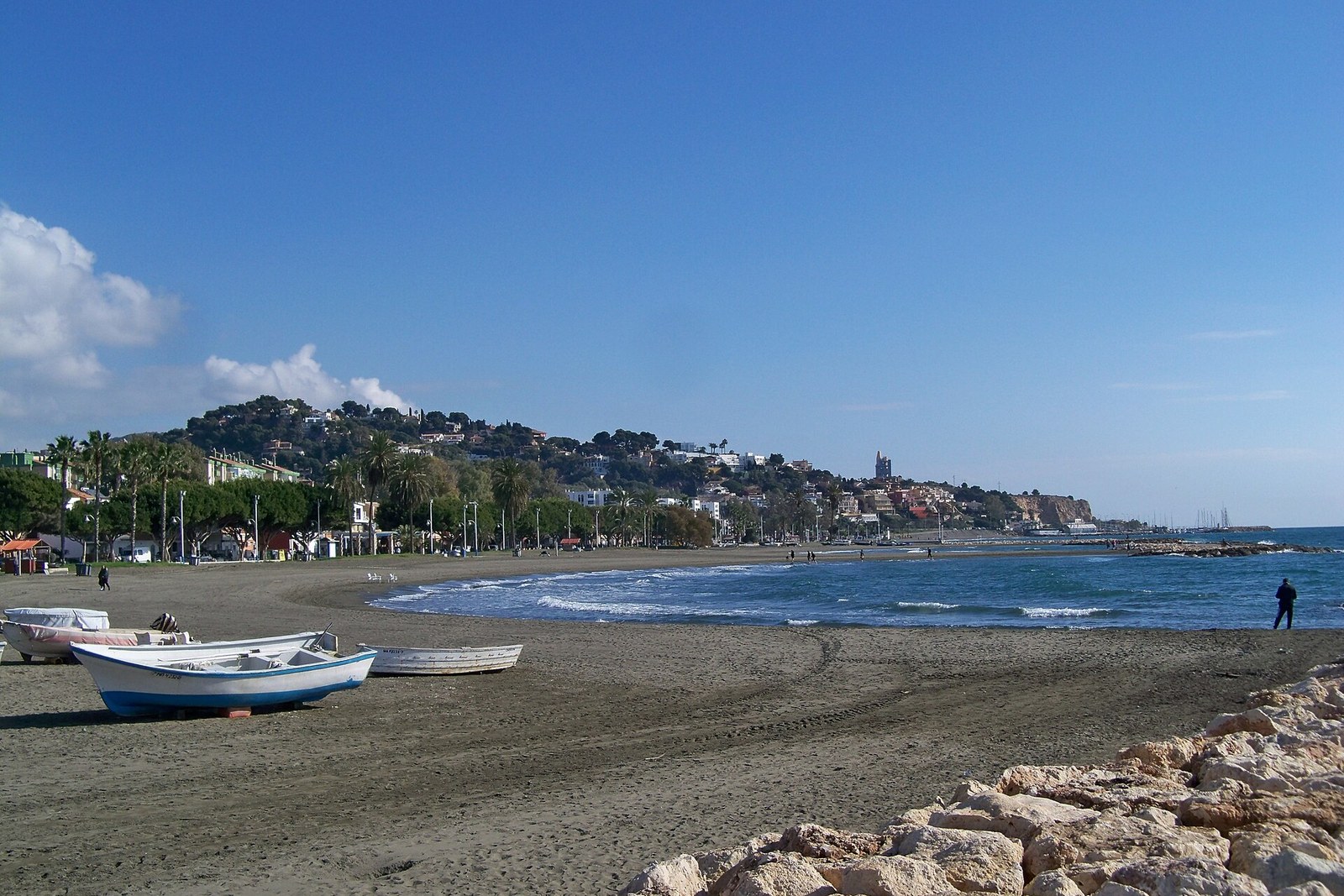 Plage d El Palo a Malaga, barques de pecheurs et espetos