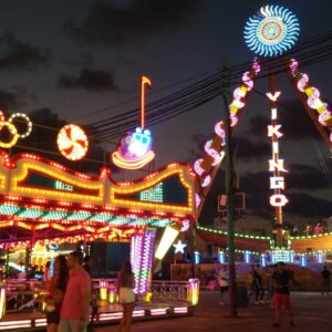 Feria de Malaga la nuit, attractions illuminees du Real del Cortijo de Torres