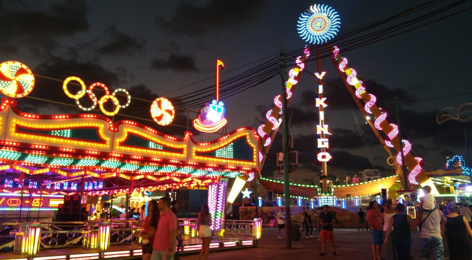 Feria de Malaga la nuit, attractions illuminees du Real del Cortijo de Torres