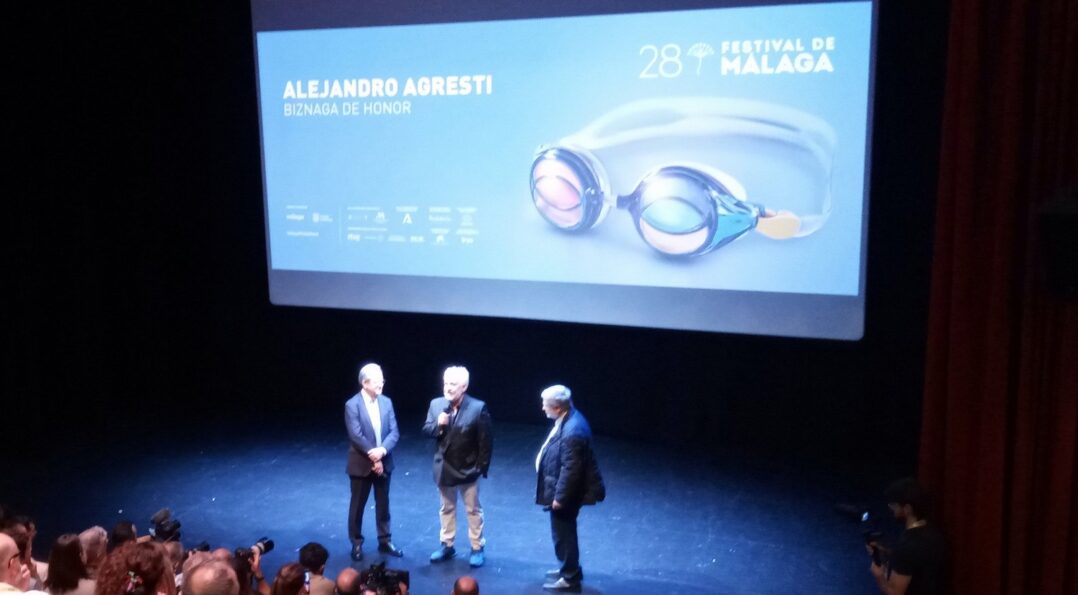 Entrega de una Biznaga en el Festival de Cine de Málaga, el premio emblemático de la ciudad