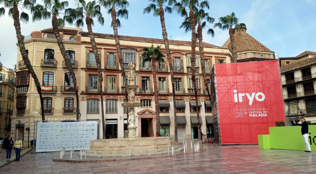 Plaza de la Constitución de Málaga vestida con los colores del Festival de Cine