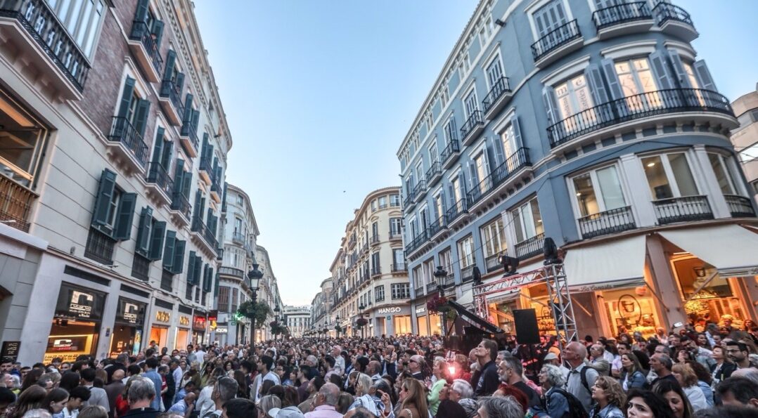 Foule sur la Calle Larios de Malaga a l'heure bleue pendant la Noche en Blanco