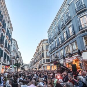 Foule sur la Calle Larios de Malaga a l'heure bleue pendant la Noche en Blanco