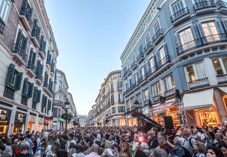 Foule sur la Calle Larios de Malaga a l'heure bleue pendant la Noche en Blanco