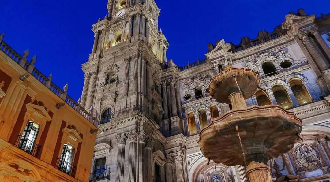 Kathedrale von Málaga nachts beleuchtet, ihre Fassade als Leinwand für die Projektionen der Noche en Blanco