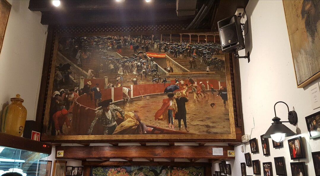 Interior de la bodega El Pimpi en Málaga, una de las mejores direcciones del centro histórico