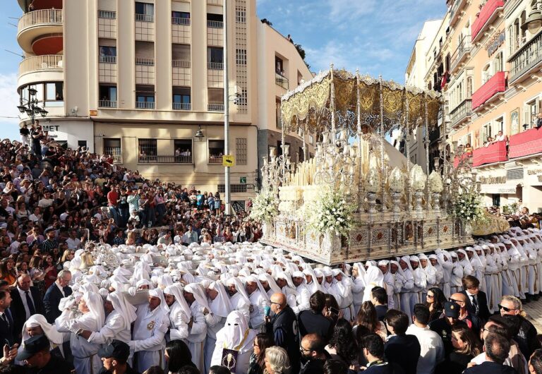 Trono de la Virgen a la Tribuna de los Pobres pendant la Semana Santa de Malaga