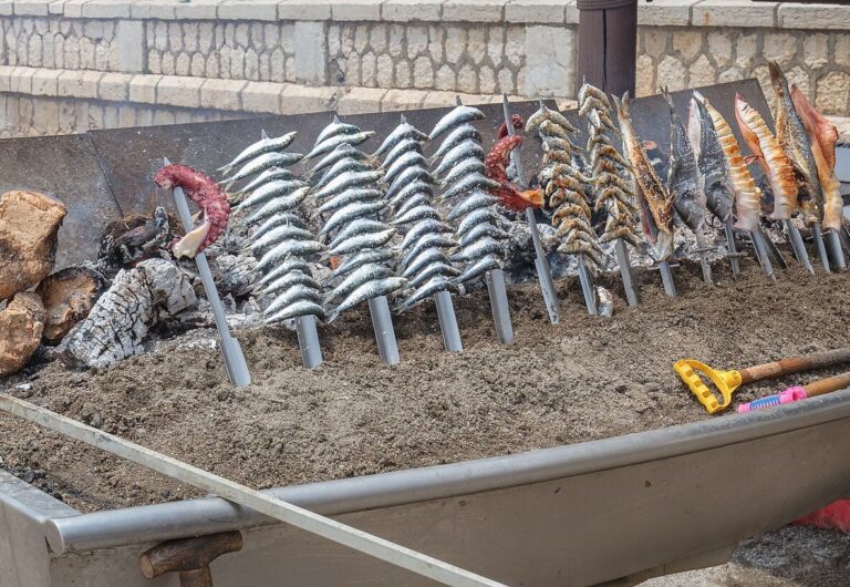 Espetos de sardines grilles sur la plage de la Malagueta a Malaga