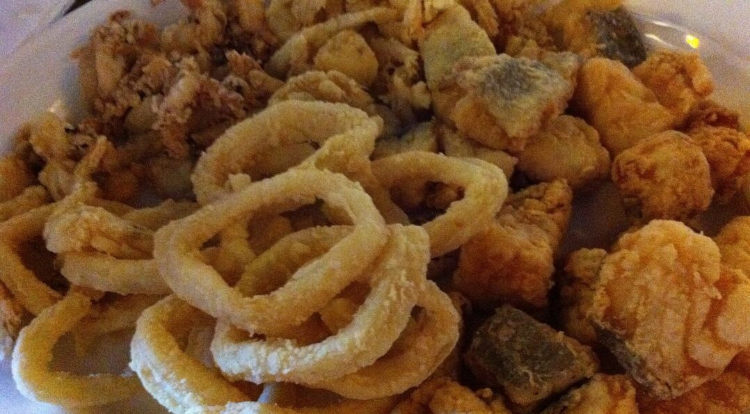 Plato de pescaíto frito, la fritura de pescado típica de las tapas de Málaga